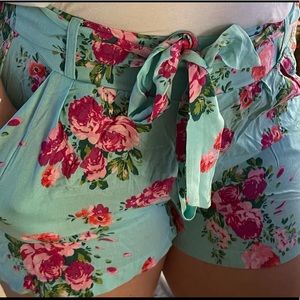Flowy shorts with a rose floral pattern